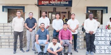 હડાદ – પોશીના ચાર રસ્તા પાસે થી ભારતીય બનાવટ નો વિદેશી દારૂ ભરી લઈ જતો ટ્રક ઝડપી પાડતી LCB બનાસકાંઠા…