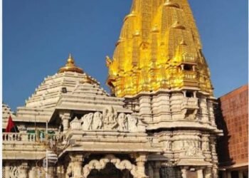 અંબાજી – ફરજ સ્થળ છોડી ચાલુ નોકરીએ મંદિર ના ચાચર ચોક માં હવન શરૂ કરાવતા ” કનુ મહારાજ”.