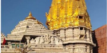 અંબાજી – ફરજ સ્થળ છોડી ચાલુ નોકરીએ મંદિર ના ચાચર ચોક માં હવન શરૂ કરાવતા ” કનુ મહારાજ”.