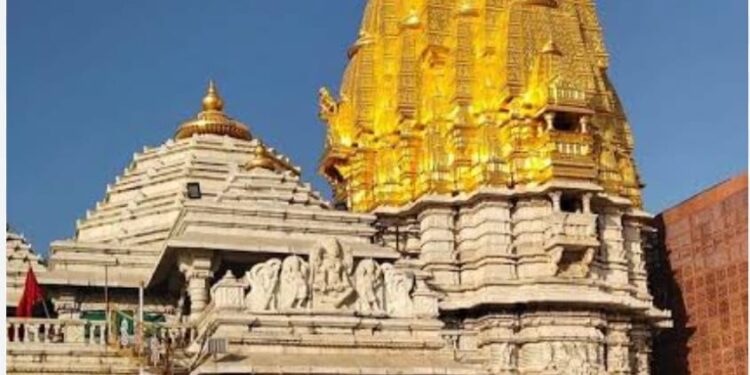 અંબાજી – ફરજ સ્થળ છોડી ચાલુ નોકરીએ મંદિર ના ચાચર ચોક માં હવન શરૂ કરાવતા ” કનુ મહારાજ”.