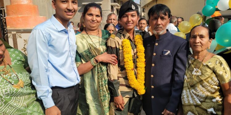 પાલીતાણાની દીકરી ઇલા મકવાણા આર્મીની ટ્રેનની પૂર્ણ કરી પોતાના વતન પરત આવતા ભવ્ય સ્વાગત કરવામાં આવ્યું…