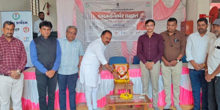 કેન્દ્રીય સંચાર બ્યુરો દ્વારા આત્મનિર્ભર ભારત અભિયાન અંતર્ગત તળાજા આઈ.ટી.આઈ ખાતે વિશેષ કાર્યક્રમ યોજ…