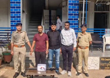 અમદાવાદઃ ઘર કંકાસમાં ફાયરિંગ કરનારો શખસ ઝડપાયો, નશામાં સસરાના ઘર બહાર તોફાન મચાવ્યું હતું | Family D…
