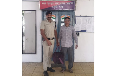 આર.પી.એફ.એ મુસાફરોનો ૧૨ લાખનો ગુમ સામાન શોધી કાઢ્યો | RPF finds missing luggage worth Rs 12 lakh bel…