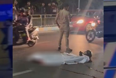 અમદાવાદમાં 24 કલાકમાં બીજો ગંભીર અકસ્માત, GMDC પાસે BMW બાઇક ચાલકનું રેલિંગ સાથે અથડાતા કરુણ મોત | a…