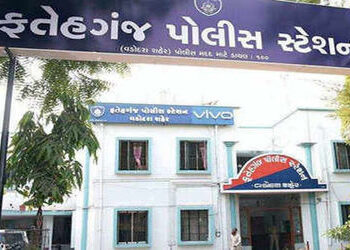 વડોદરામાં ફતેગંજ પોલીસની PCR વાનના કર્મચારીએ યુવકને માર માર્યો હોવાનો આક્ષેપ | Allegations of beatin…