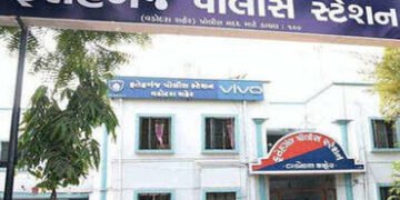 વડોદરામાં ફતેગંજ પોલીસની PCR વાનના કર્મચારીએ યુવકને માર માર્યો હોવાનો આક્ષેપ | Allegations of beatin…