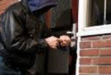 તરસાલીમાં મહિલાને વોશરૃમમાં પૂરી દઇ રોકડ, દાગીનાની ચોરી