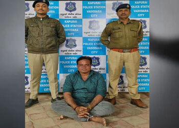 વડોદરા: ચાલુ ક્લાસમાં ડબલ મિનિંગ વાતો કરી વિદ્યાર્થીનીઓની છેડતી, ‘લંપટ’ શિક્ષક સામે પોક્સોનો ગુનો | …