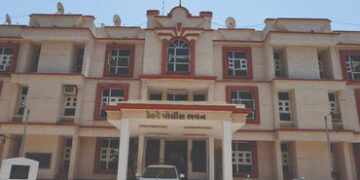 મુસાફરી દરમિયાન ઊંઘી ગયેલા પશ્ચિમ બંગાળના યુવક પાસેથી રૂપિયા 20 હજારની મતાની ચોરી | 20 000 worth of …