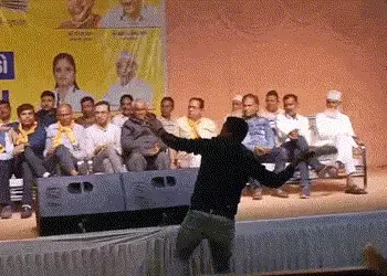 VIDEO: માંડ માંડ બચ્યા ગોપાલ ઈટાલિયા, જામનગરમાં યુવકે વિસાવદરના ધારાસભ્ય પર ફેંક્યું જૂતું | Jamnaga…