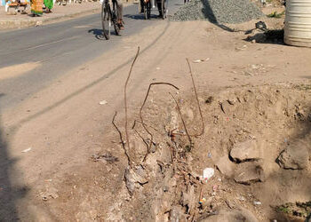 રોડ પર લોખંડના ઉભા સળિયાથી અકસ્માતનો ભય | Danger of accidents due to standing iron rods on the road