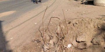 રોડ પર લોખંડના ઉભા સળિયાથી અકસ્માતનો ભય | Danger of accidents due to standing iron rods on the road