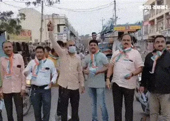 સાવરકુંડલામાં ધૂળિયા રસ્તા મુદ્દે કોંગ્રેસનો માસ્ક વિતરણ સાથે અનોખો વિરોધ, કાર્યકરોનું આંદોલન નિષ્ફળ…