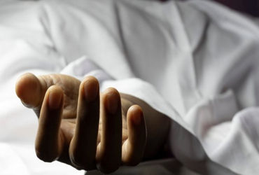 ટ્રકનું ટાયર ફાટતા નીચે ઉતરેલા ચાલકનું અજાણ્યા વાહનની ટક્કરે મોત નિપજ્યું | The driver of the truck …