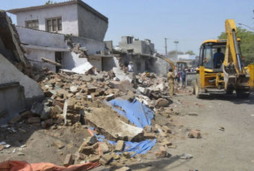અકવાડામાં રોડને નડતરરૂપ મકાન સહિતના 55 દબાણ મનપાએ હટાવ્યાં | Municipal Corporation removes 55 encroa…