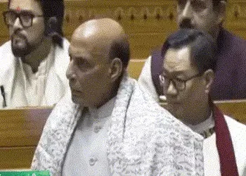 VIDEO: ‘ચૂપ બેસો… કોણ બેસાડશે મને?’, જુઓ ચાલુ ભાષણમાં કેમ ભડક્યા રાજનાથ સિંહ? | Tension in Lok Sab…
