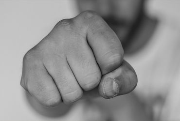 જામનગરના ગોકુલ નગર વિસ્તારમાં રહેતા વેપારી યુવાન પર વાહન અથડાવવાના ખર્ચના મામલે બાબતે તકરાર 4 શખ્સોએ…