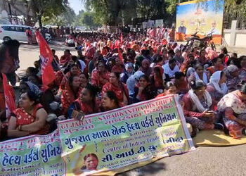 સરકારની ઉદાસીનતા સામે આંગણવાડી બહેનોની જંગ: હાઈકોર્ટના આદેશ છતાં રૂ.24,800 વેતન નહીં! | Anganwadi Wo…