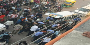 ચાલુ બસનું ટાયર નીકળીને નીચે સર્વિસ રોડ પર બાઈક ચાલકના માથે પડતાં મોત | Biker dies after tire of mov…