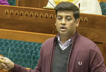 ‘ચૂંટણી લડવાની ઉંમર ઘટાડો, રિમોર્ટ વોટિંગ શરૂ કરો’ લોકસભામાં બોલ્યા શિવસેના નેતા | Maharashtra : Shr…