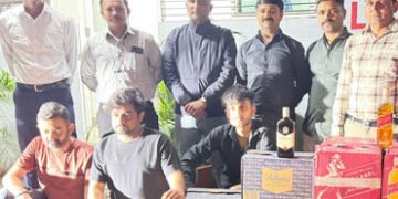 મેમનગરની સોસાયટીમાં પાર્ક કરેલી કારમાંથી નવ લાખનો વિદેશી દારૂ મળ્યો | DCP zone 1 staff seized IMFL w…