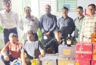 મેમનગરની સોસાયટીમાં પાર્ક કરેલી કારમાંથી નવ લાખનો વિદેશી દારૂ મળ્યો | DCP zone 1 staff seized IMFL w…