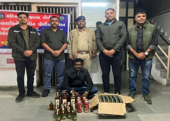 બાલાસિનોરમાંથી દારૂ-બિયરની 80 બોટલ સાથે શખ્સ ઝડપાયો | Man arrested with 80 bottles of liquor and bee…