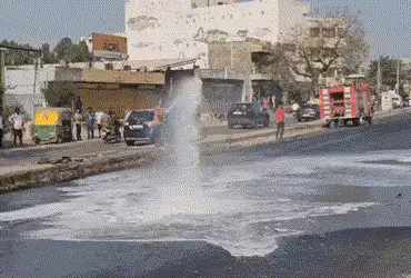 બાવળા-સરખેજ રોડ પર ડીઝલનું ટેન્કર પલટતા રસ્તા પર ફેલાયું પ્રવાહી,મોટી દુર્ઘટના ટળી, ફોર્મની મદદથી રસ…