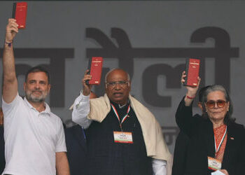 કોંગ્રેસની મહારેલી | રાહુલ ગાંધીએ કહ્યું- PM મોદીની ચોરી પકડાઈ, પ્રિયંકા ગાંધીનો આરોપ- 65 લાખ વોટ કા…