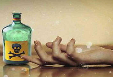 વ્યાજે લીધેલા રૂપિયાની ઉઘરાણીના ત્રાસથી કંટાળી યુવાને એસિડ ગટગટાવી લીધુ | Tired of the torture of co…