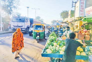 કપડવંજમાં હાઈવે પર ગેરકાયદે લારીઓના દબાણથી હાલાકી | Trouble due to pressure from illegal lorries on …