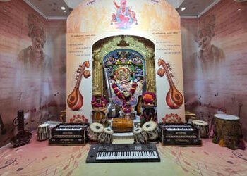 આજે એકાદશી અને શ્રી સ્વામિનારાયણ મહામંત્ર પ્રાગટ્ય દિન: કષ્ટભંજનદેવને સંગીતનાં વાદ્યો સાથે દિવ્ય શણગ…