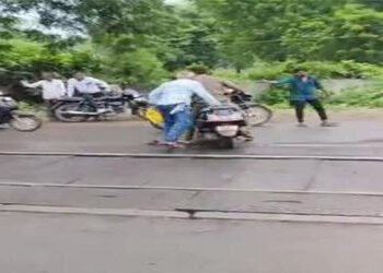 બિલોદરા ફાટક અકસ્માત ઝોન બન્યું : એક જ મહિનામાં 400 થી વધુ વાહનચાલકો પટકાયા | Bilodara gate becomes …