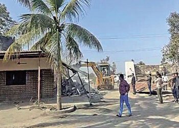 હુમલા બાદ 3 ભૂમાફિયાના ફાર્મ હાઉસ પર બૂલડોઝર ફેરવી દેવાયું | Bulldozers were used to demolish the fa…