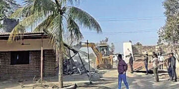 હુમલા બાદ 3 ભૂમાફિયાના ફાર્મ હાઉસ પર બૂલડોઝર ફેરવી દેવાયું | Bulldozers were used to demolish the fa…