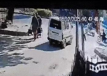 VIDEO : 15 ફૂટ હવામાં ફંગોળાઈ બાળકોને લઈ જતી સ્કૂલ વાન, વહેલી સવારે ભયાનક અકસ્માત