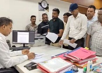 ગોધરા: કૃષિ સહાય પેકેજમાં અન્યાયનો સૂર, સરપંચોએ કલેક્ટરને આવેદન પાઠવી ખેડૂતો માટે ન્યાયની માંગ કરી |…