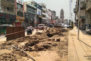 વડોદરાના માંજલપુરમાં રસ્તાના કામ ટાણે ગેસ લાઇન તૂટી : અનેક પરિવારોમાં બપોરની રસોઈ થઈ શકી નહીં | Gas …