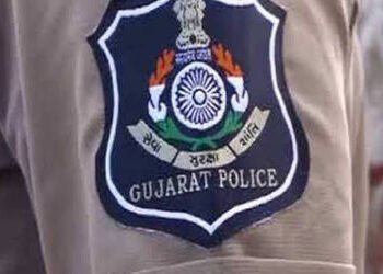 ભરુચ પોલીસ બેડામાં મોટા ફેરફાર : 5 વર્ષથી એક જ જગ્યાએ ફરજ બજાવતા 70 કર્મીઓની બદલી | Bharuch Police D…