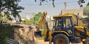 રાજકોટમાં બુલડોઝર ફર્યું: રૂા. 30 કરોડની સરકારી જમીન ઉપરથી પેશકદમી હટાવાઈ | Bulldozer rolls in Rajko…