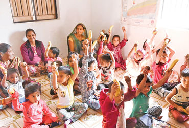 ખેડાની 400થી વધુ મંડળીઓ દ્વારા 8051 લિટર દૂધનું દાન | More than 400 societies from Kheda donated 805…