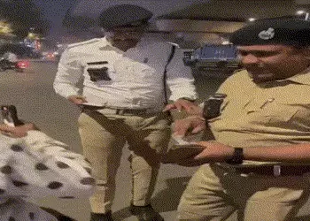 અમદાવાદ: પાલડીમાં રસ્તા વચ્ચે મહિલાને લાફો મારનાર હેડ કોન્સ્ટેબલ સસ્પેન્ડ, વીડિયો વાયરલ થયા બાદ કાર્…