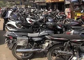 વડોદરામાં દીપીકા ગાર્ડન આસપાસ સવાર સાંજ ધંધાર્થીઓ દ્વારા થતા આડેધડ પાર્કિંગથી સ્થાનિકોમાં રોષ | Loca…