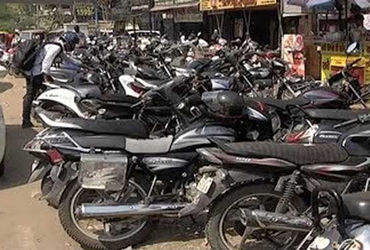 વડોદરામાં દીપીકા ગાર્ડન આસપાસ સવાર સાંજ ધંધાર્થીઓ દ્વારા થતા આડેધડ પાર્કિંગથી સ્થાનિકોમાં રોષ | Loca…