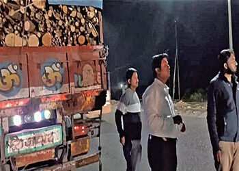 ચોટીલા-રાજકોટ હાઈવે પરથી ગેરકાયદે લીલા લાકડાની હેરાફેરી કરતા ૧૫ વાહનો ઝડપાયા | 15 vehicles seized fo…