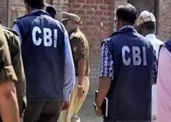 નોટ ગણતા ગણતા થાકી CBI! લેફ્ટનન્ટ કર્નલના ઘરેથી મળ્યો નોટોનો પહાડ, પત્ની સામે પણ FIR | CBI Exhausted…