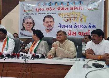 સુરત: એઆઈસીસી મંત્રીના ખાનગી કેમેરામેન આવ્યા બાદ પત્રકાર પરિષદ શરુ થઈ | Surat: Press conference begi…
