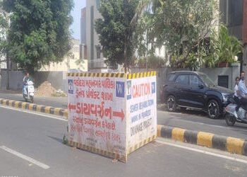 વોર્ડનંબર ૧૨માં વધુ બે સ્થળોએ માર્ગો પર ભુવા પડવાની ઘટનાઓ | Incidents of landslides on roads in two …