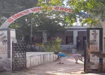 લીંબડીના ઉમેદપર ગામની પ્રાથમિક શાળામાં બાળકો પાસે સફાઈ કરવાઇ | Children were asked to clean the prim…